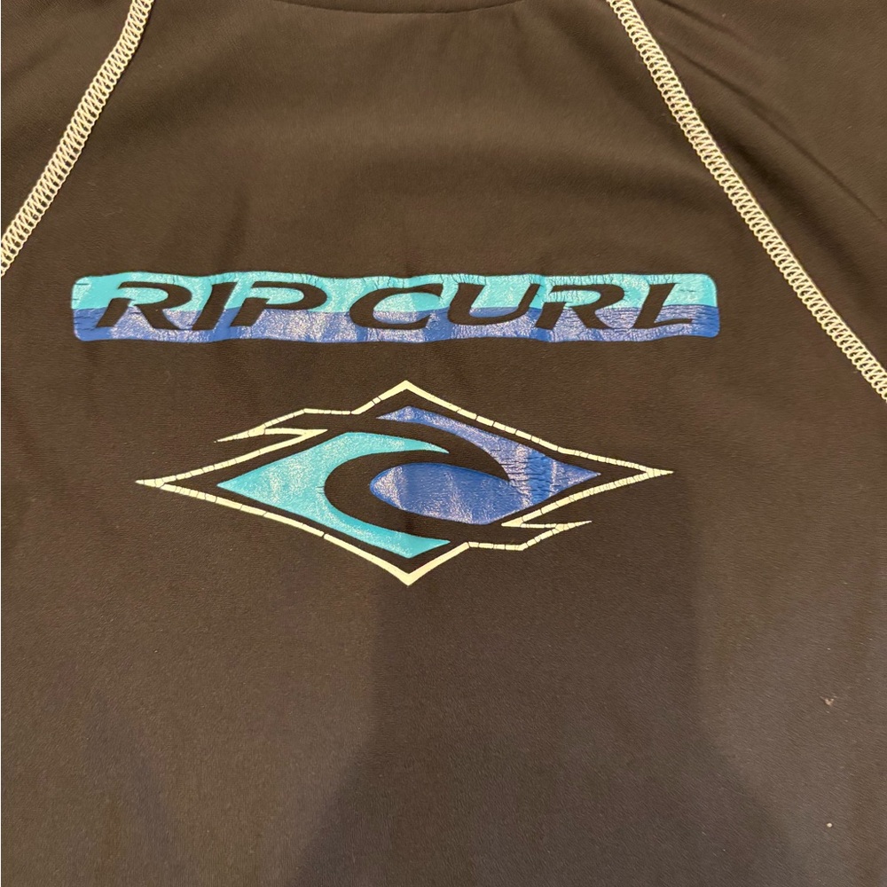 Rip Curl Short Sleeve Rash Guard. Size: Large - Picture 4 of 5